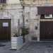 Superata Porta Baresana entriamo in piazza Cavour. A sinistra, sullesterno di un palazzo ottocentesco occupato da due locali di ristorazione...
